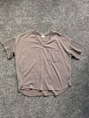 ARULA Ribbed V-Neck Top in Dusty Mauve